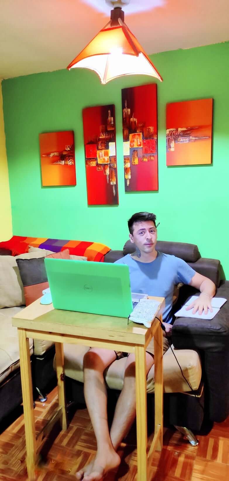 Foto de Anderson trabalhando em casa, quando viveu no Equador, em Quito